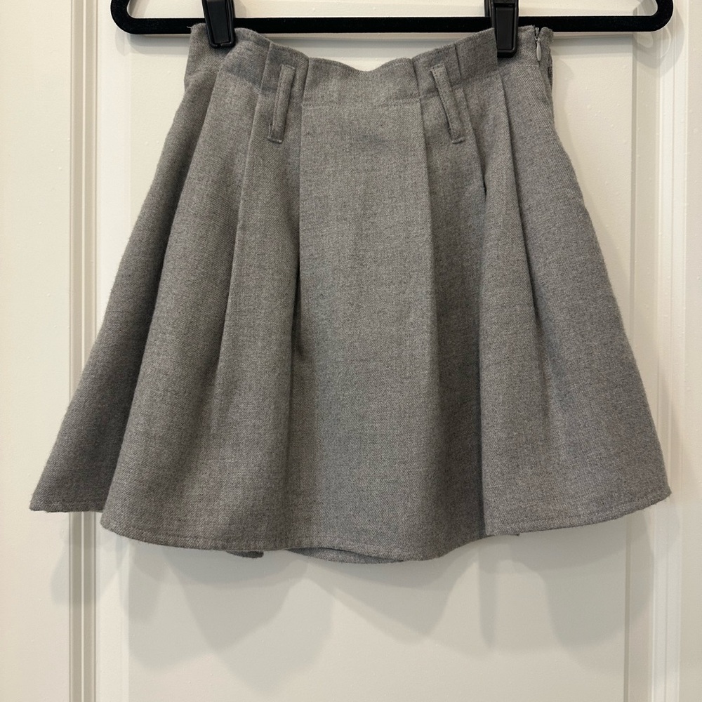 Grey pleated mini skirt with belt loops + pockets